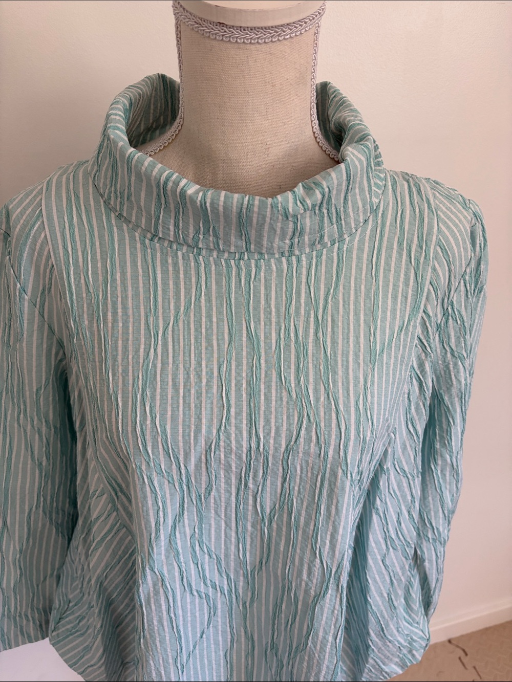 Lisa Bayne Light Blue Striped Funnel Neck Women’s Top Medium - Picture 2 of 7